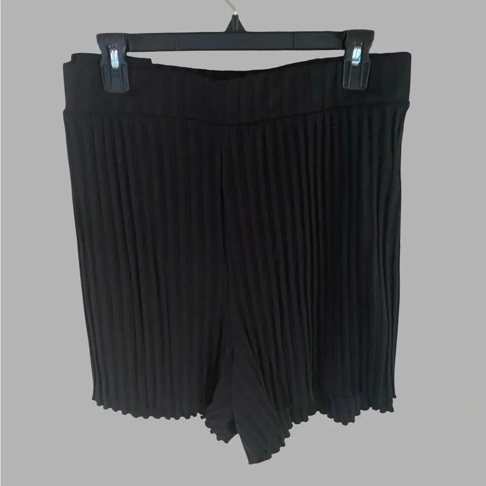 Black ribbed Shorts - Picture 1 of 3
